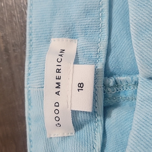 Good American Straight Leg Jeans in Light Blue - Picture 2 of 6
